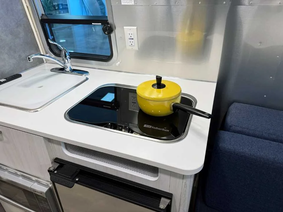 Used 2025  AIRSTREAM  image 10