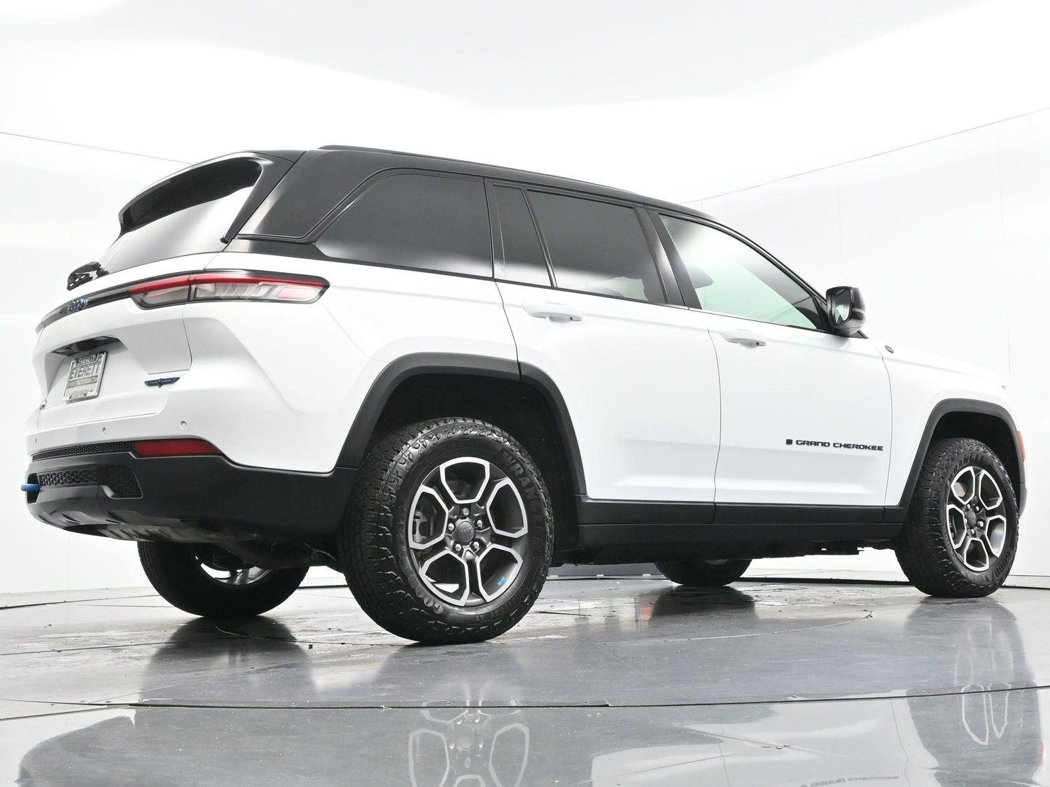 Used 2022 Bright White Clearcoat Jeep Trailhawk image 52