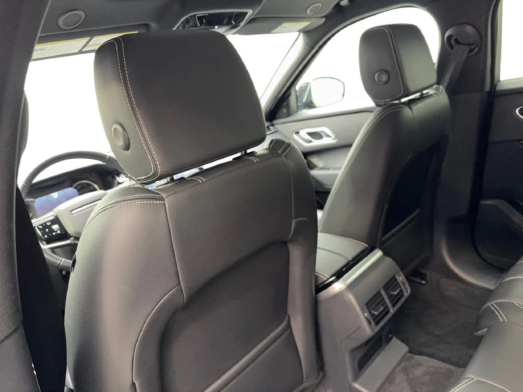 Used 2023 Black Land Rover R-Dynamic S image 37