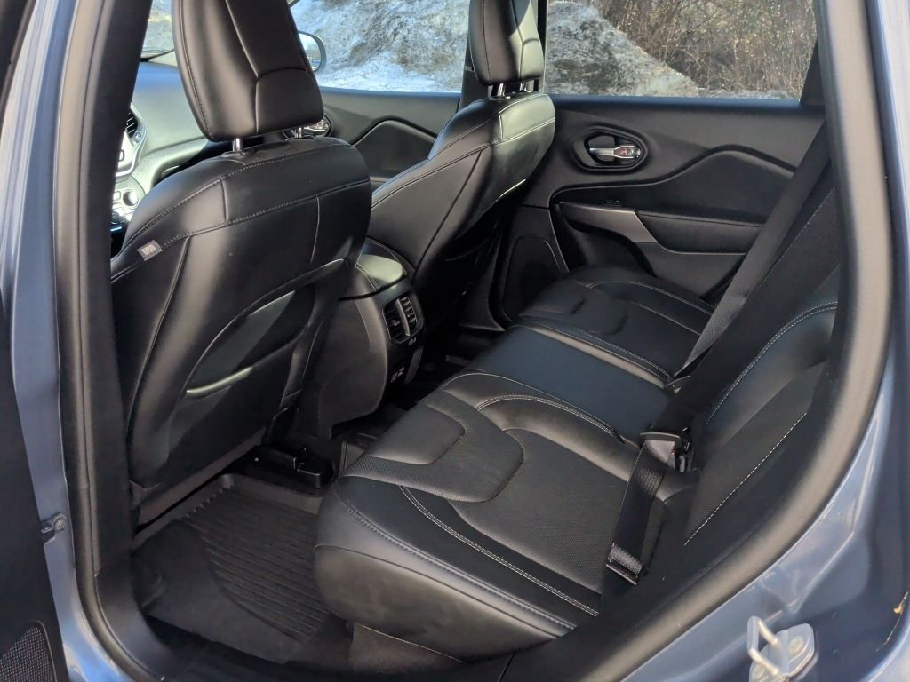 Used 2021 Slate Blue Pearlcoat Jeep Latitude Lux image 11