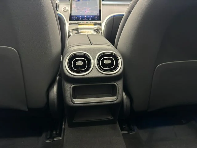 New 2026 Polar White Mercedes-Benz GLC 300 image 37