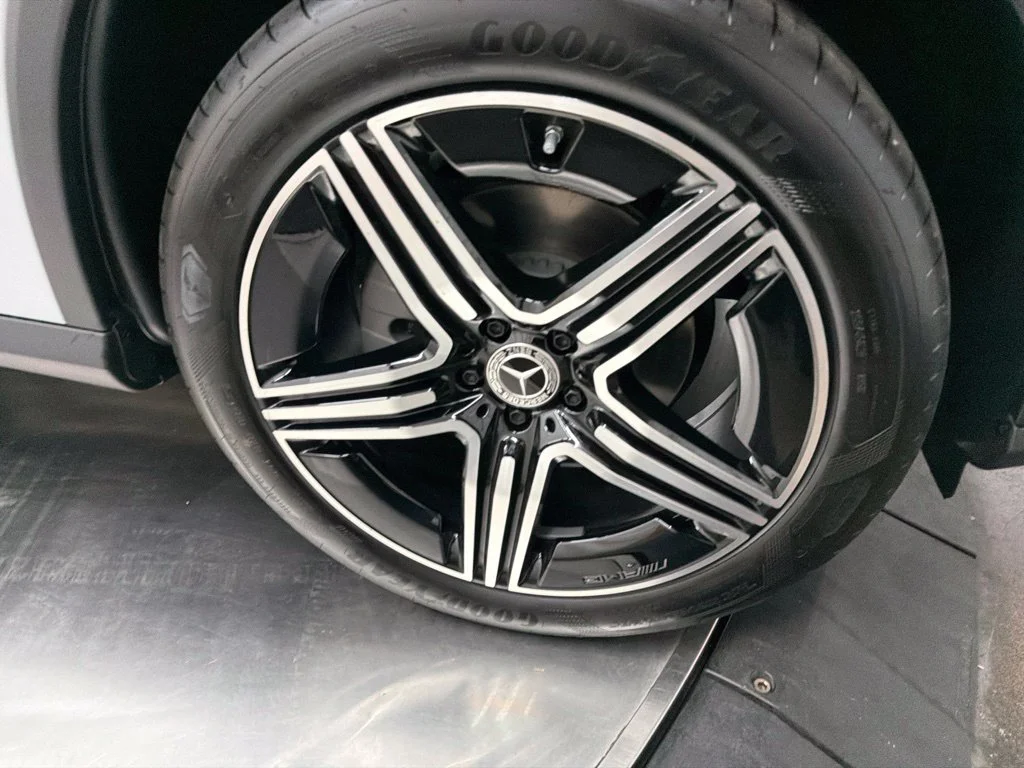 New 2027 Silver Mercedes-Benz GLC 300 image 9