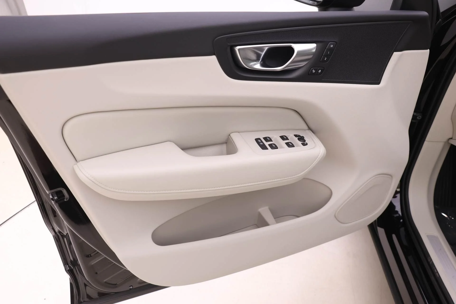 2025 Volvo XC60 Plus - Photo 10