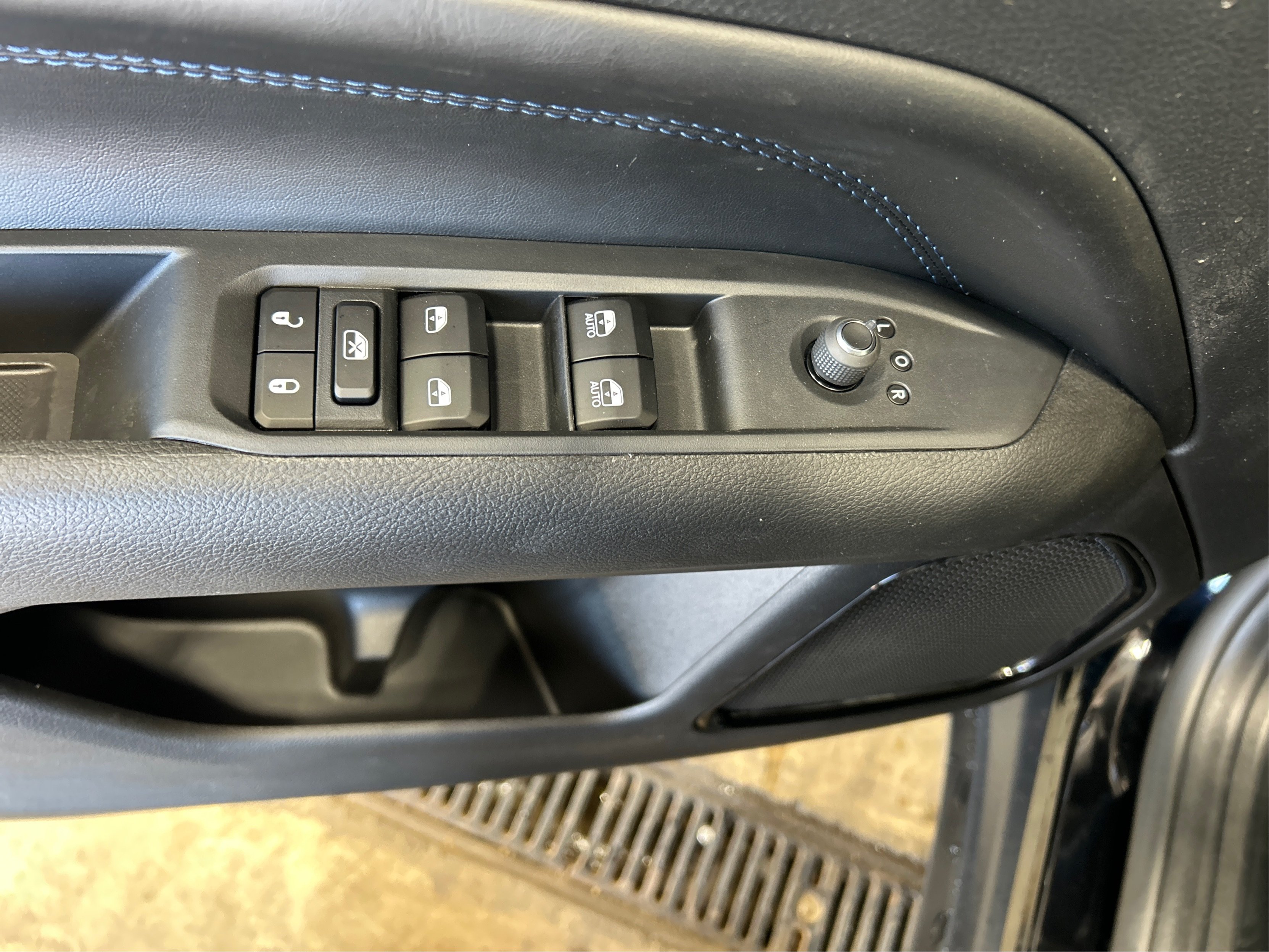 New 2026 Diamond Black Crystal Pearl-Coat Exterior Paint Jeep Latitude image 29