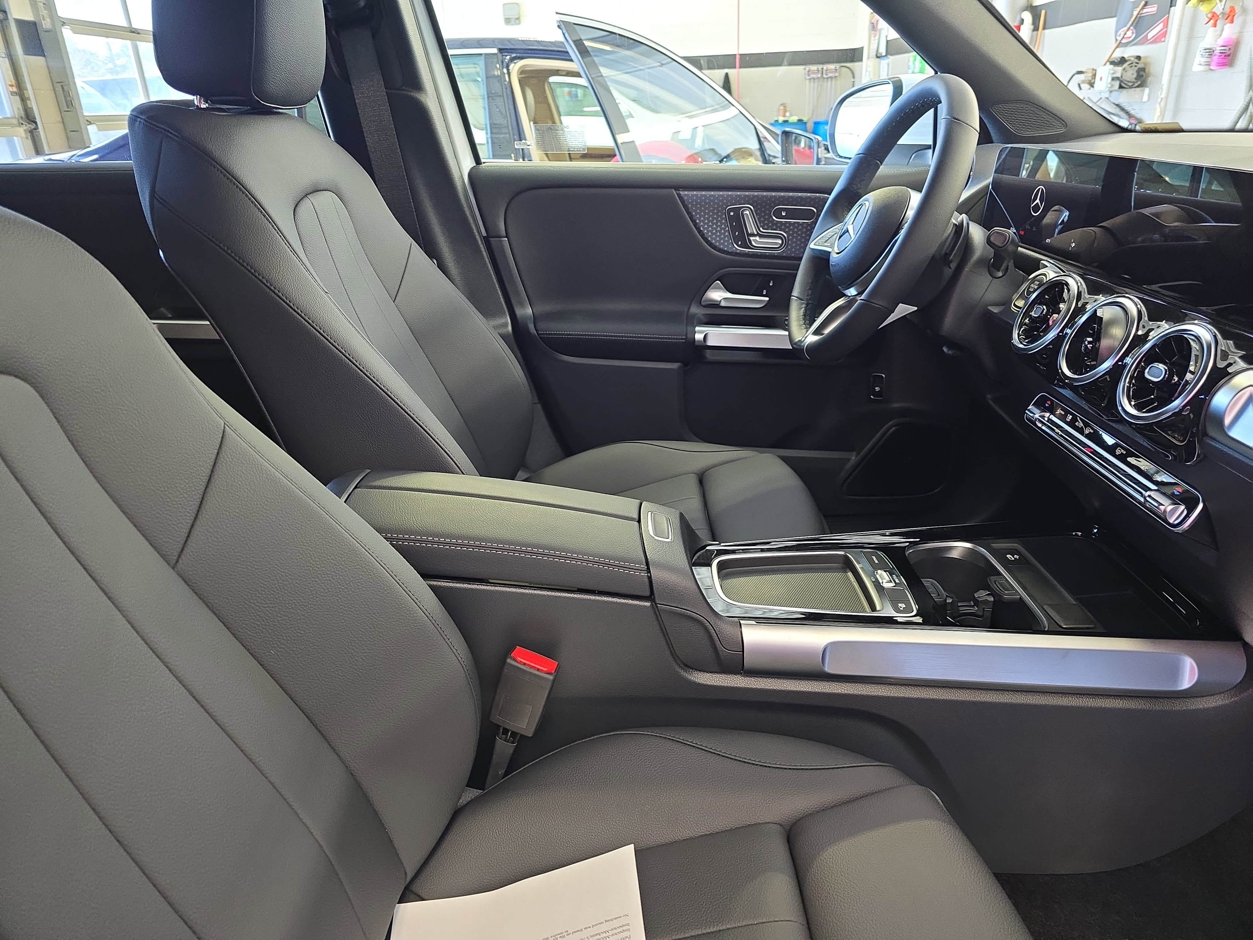 New 2026 Polar White Mercedes-Benz GLB250 image 10