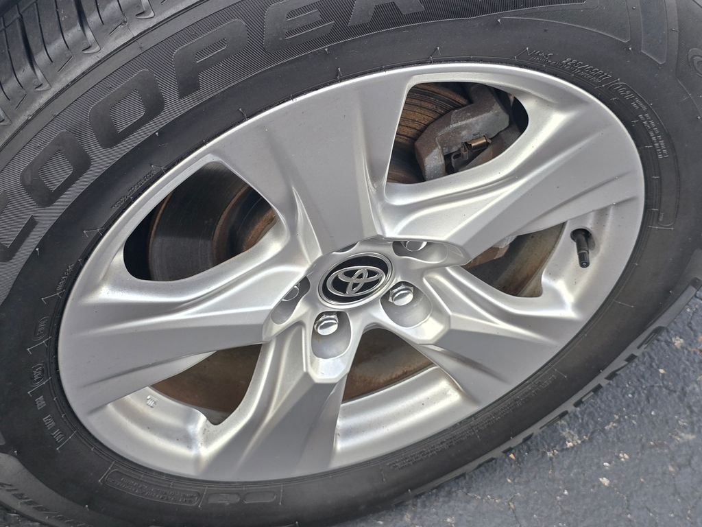 Used 2020 White Toyota XLE image 20