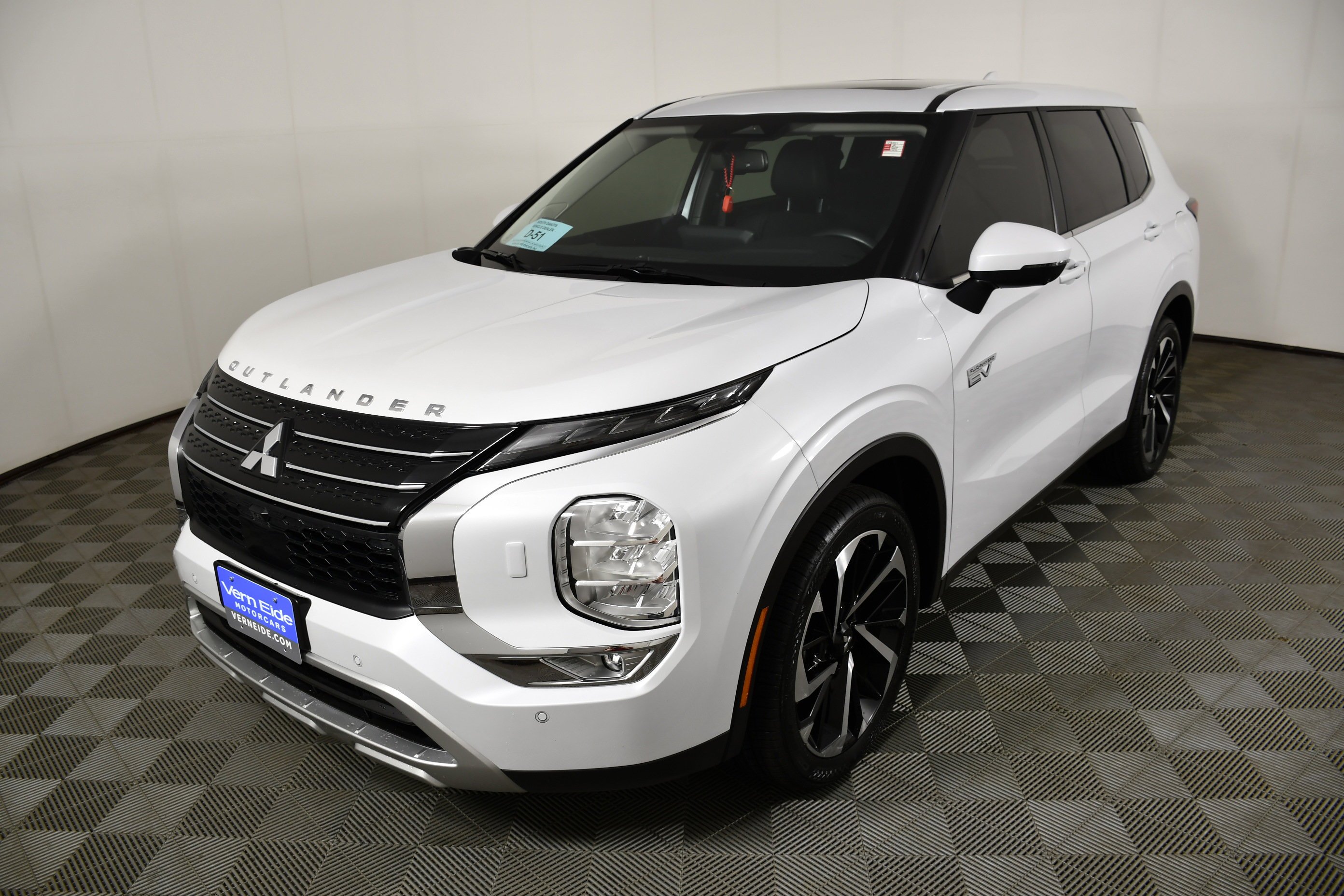 Certified Used 2024 White Diamond Mitsubishi SE image 8