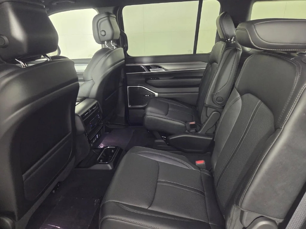New 2026 Bright White Clear-Coat Exterior Paint Jeep  image 19