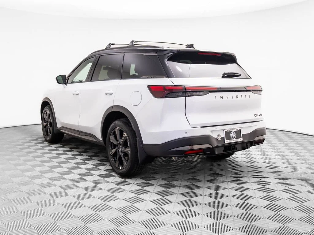 New 2027 2T RAD WHT INFINITI Autograph AWD image 3