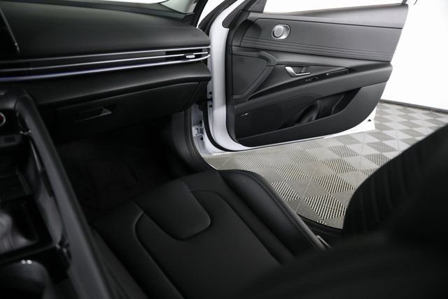 2025 Hyundai Elantra Limited - Photo 22
