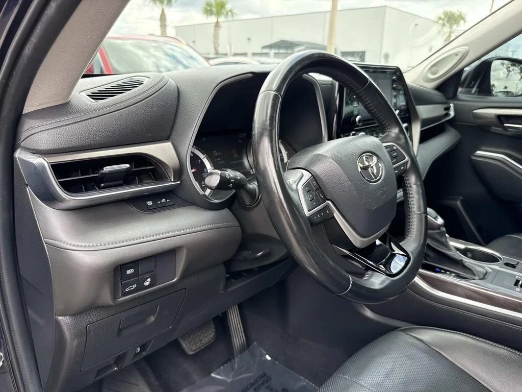 Used 2022  Toyota Limited image 25