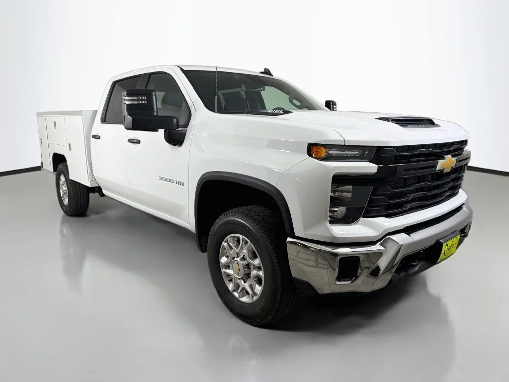 New 2026 Summit White Chevrolet WT image 3