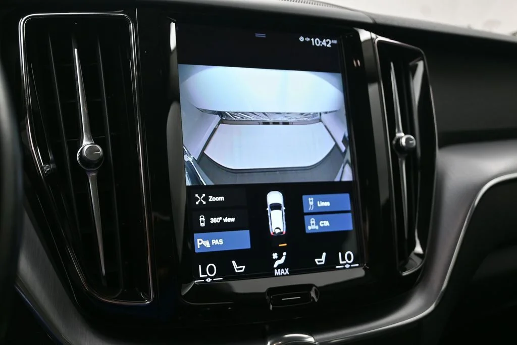 Used 2020 Onyx Black Metallic Volvo T6 Momentum image 22