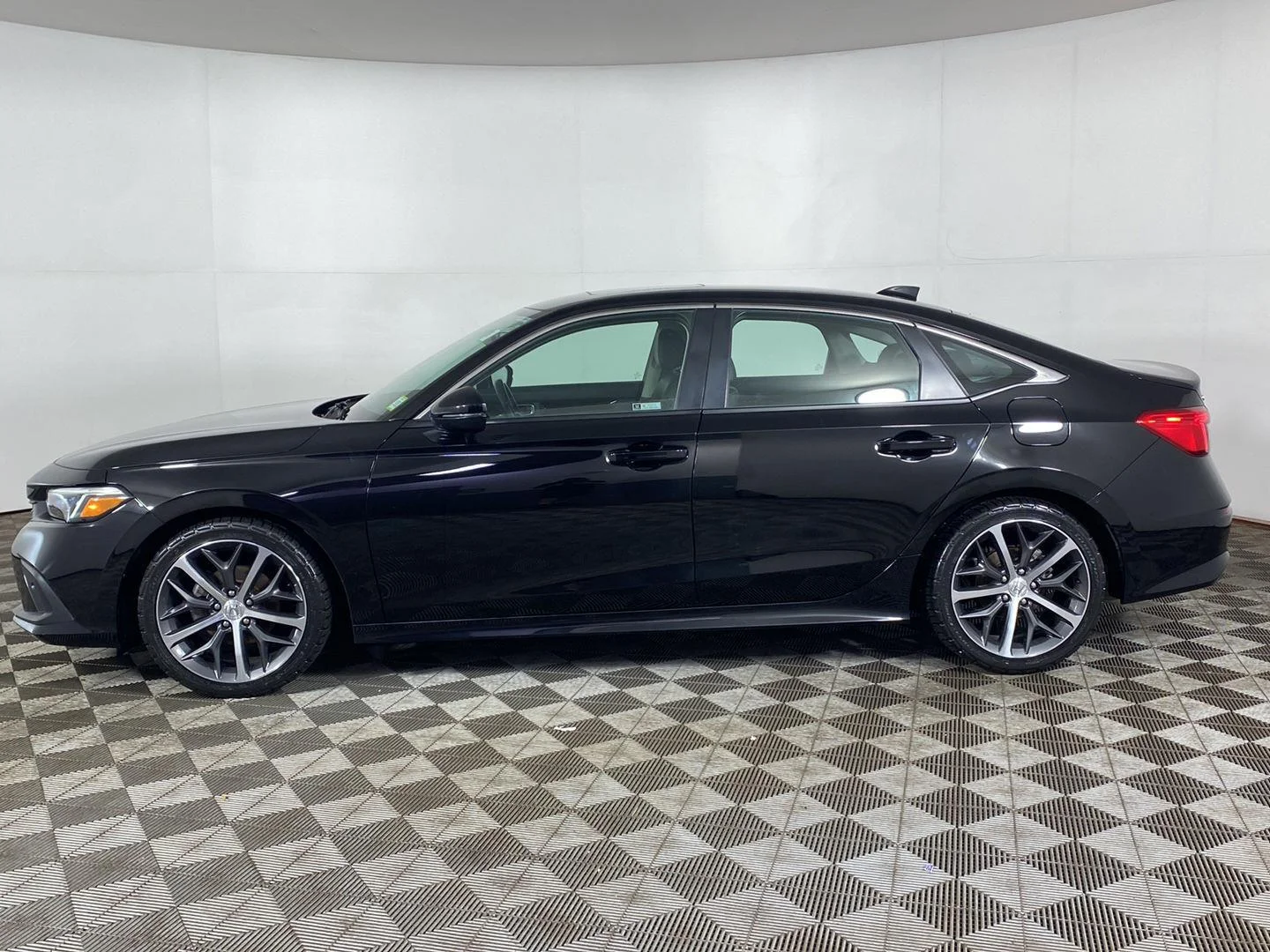 Used 2023 Crystal Black Pearl Honda Touring image 27
