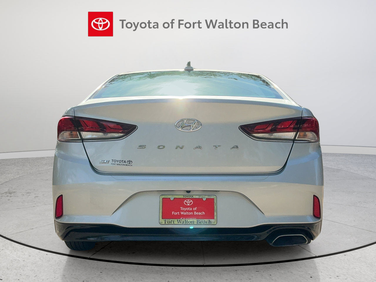 Used 2018 Silver Hyundai SE image 5