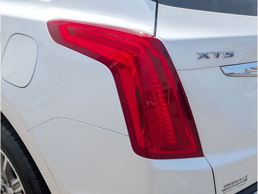 Used 2017 Crystal White Tricoat Cadillac Luxury FWD image 4