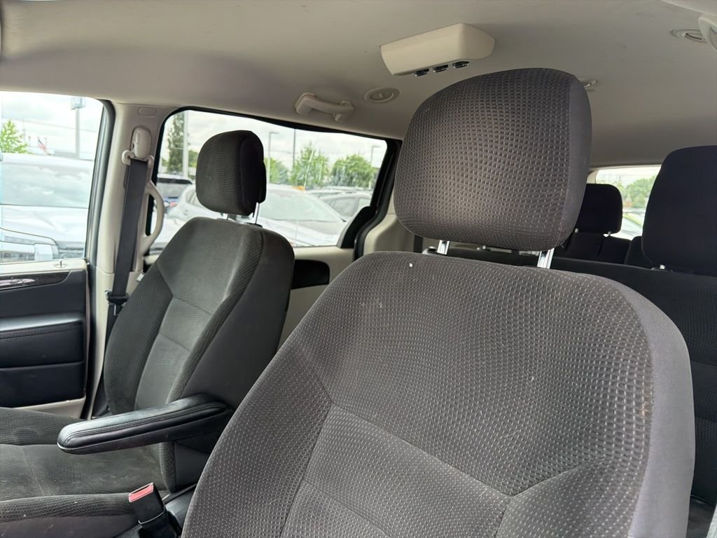 Used 2018 Gray Dodge SE image 5