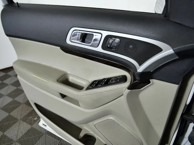 Used 2011 White Ford Limited image 28