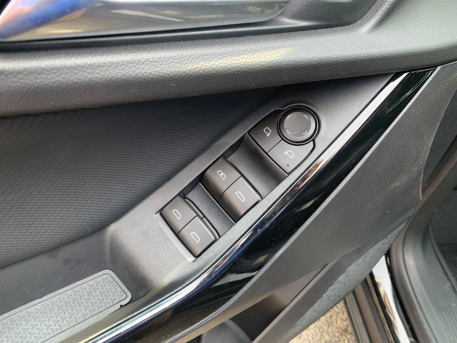 2026 Chevrolet Equinox LT - Photo 12