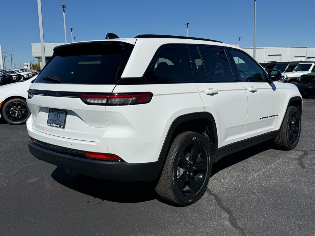 2025 Jeep Grand Cherokee Altitude photo 3