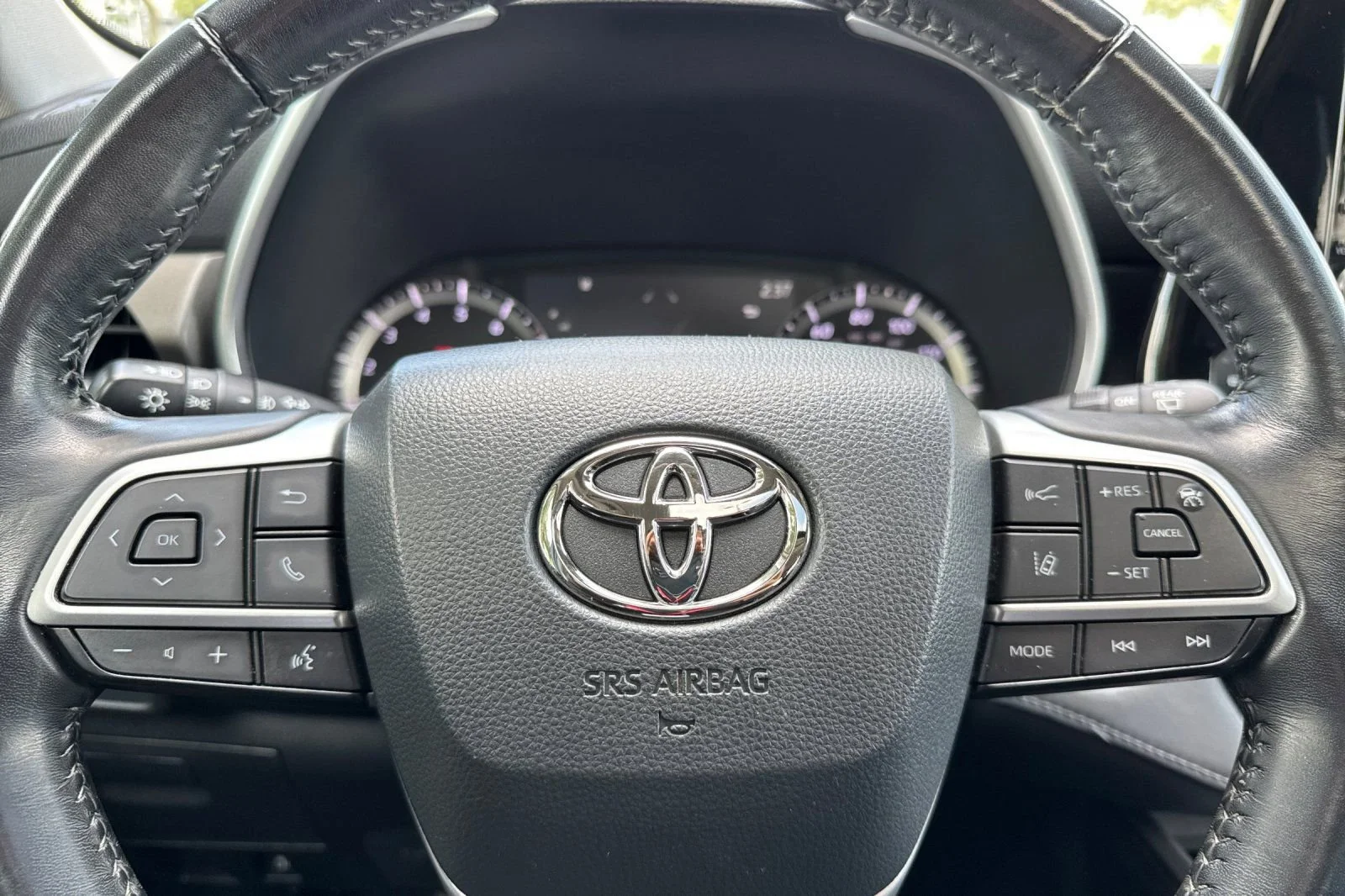 Used 2022 Moon Dust Toyota XLE image 27