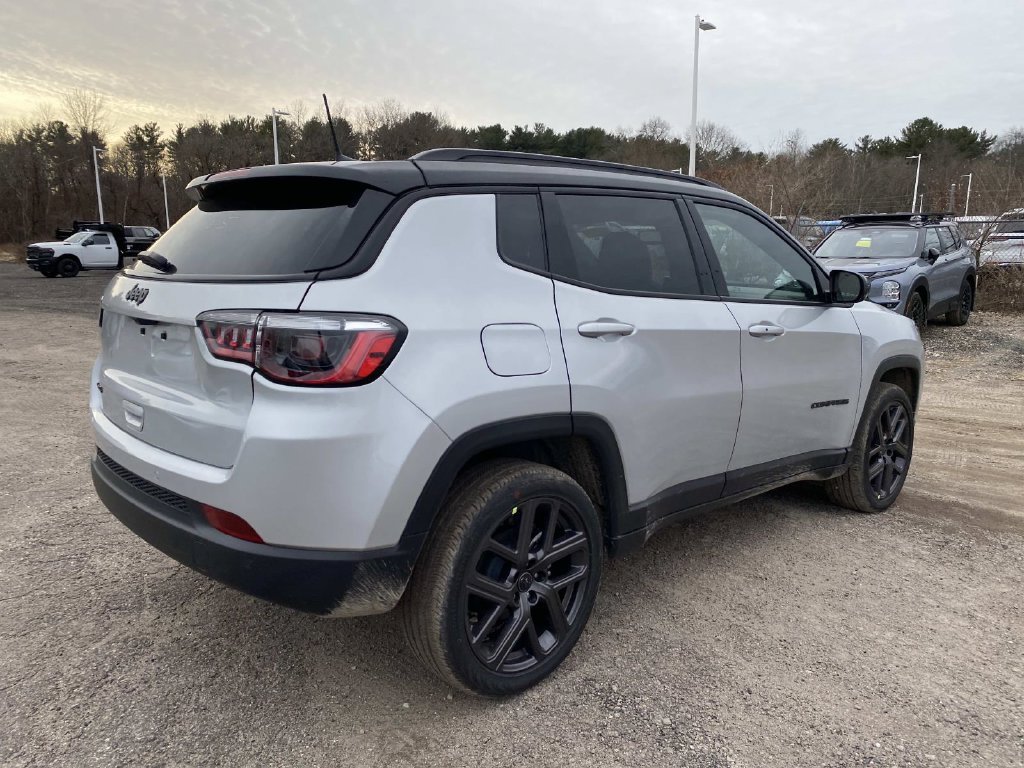 New 2026 Silver Zynith Metallic Clear-Coat Exterior Paint Jeep Limited image 3