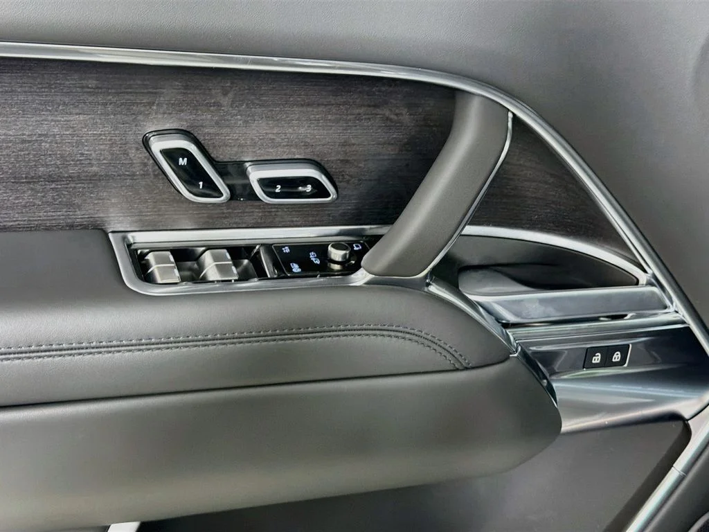 New 2026 Santorini Black Land Rover SE image 18