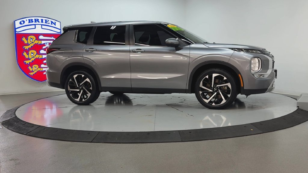 Used 2022 Gray Mitsubishi SE image 3