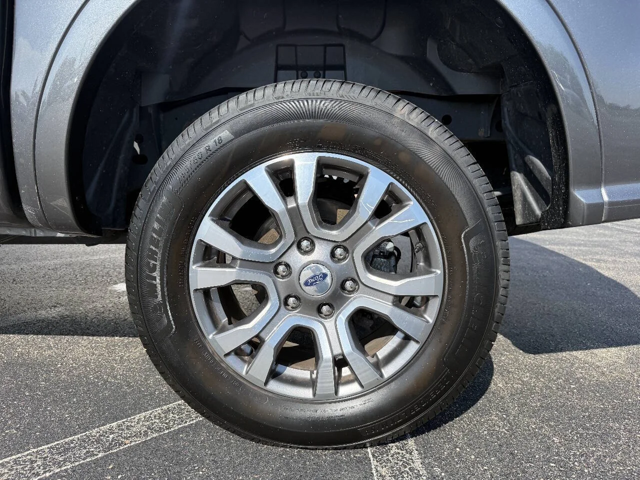 Used 2020 Magnetic Ford Lariat 4x4 4dr SuperCrew 5.1 ft. SB image 24