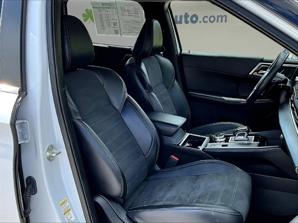 Used 2024 White Mitsubishi SE image 32