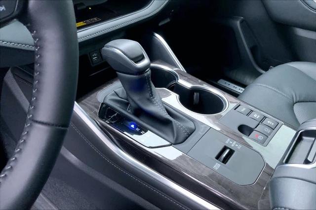 Certified Used 2025 WIND CHILL PEARL Toyota  image 16