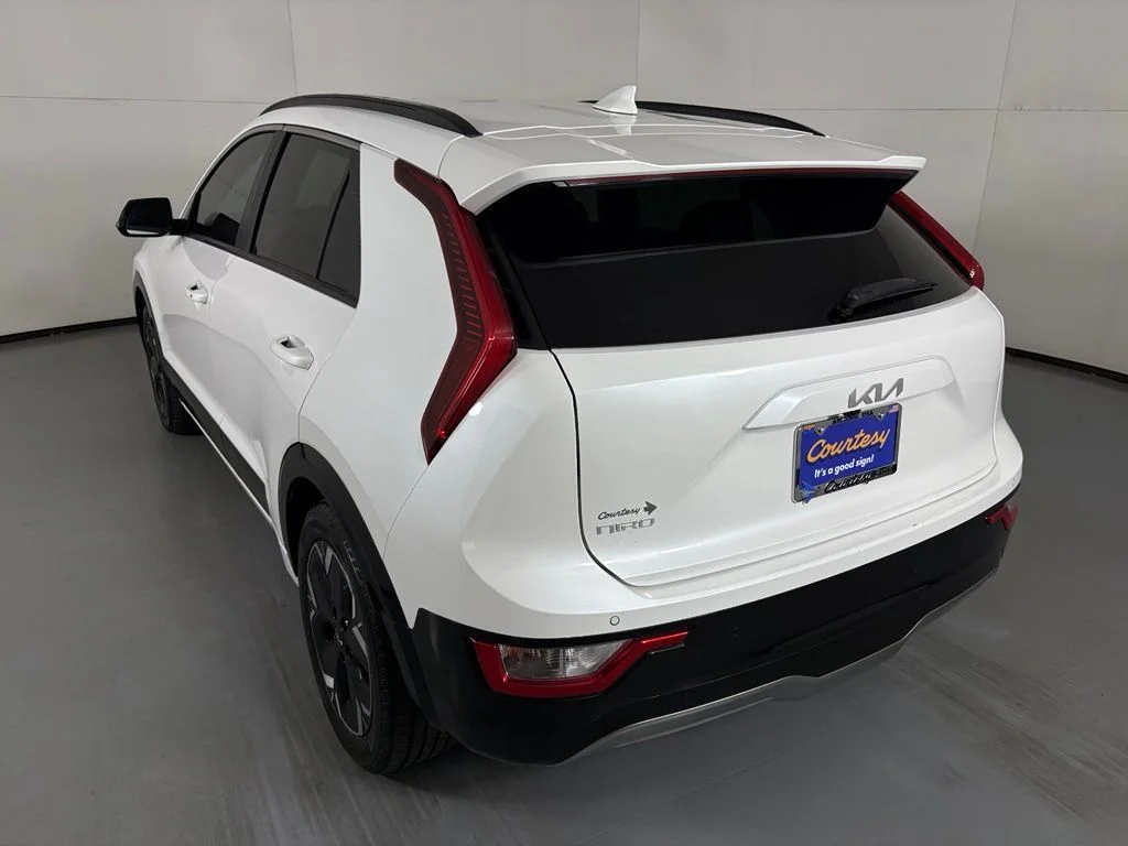 Used 2023 Snow White Pearl Kia Wind image 6