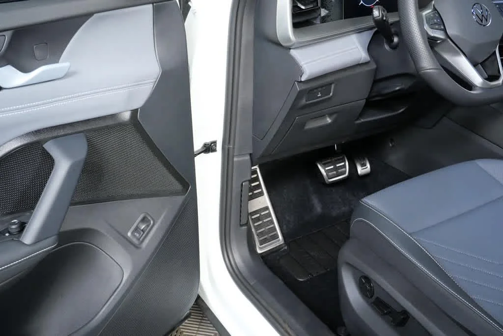 New 2026 Opal White Pearl Volkswagen SE R-Line Black image 5