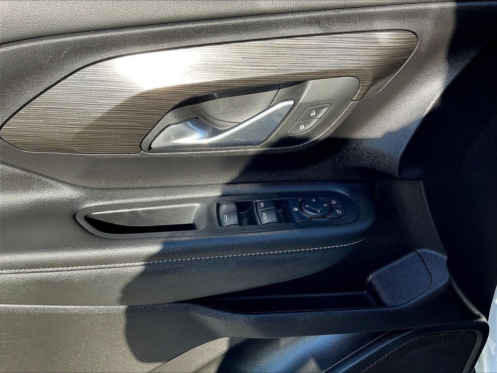 Used 2024 White GMC SLE image 36