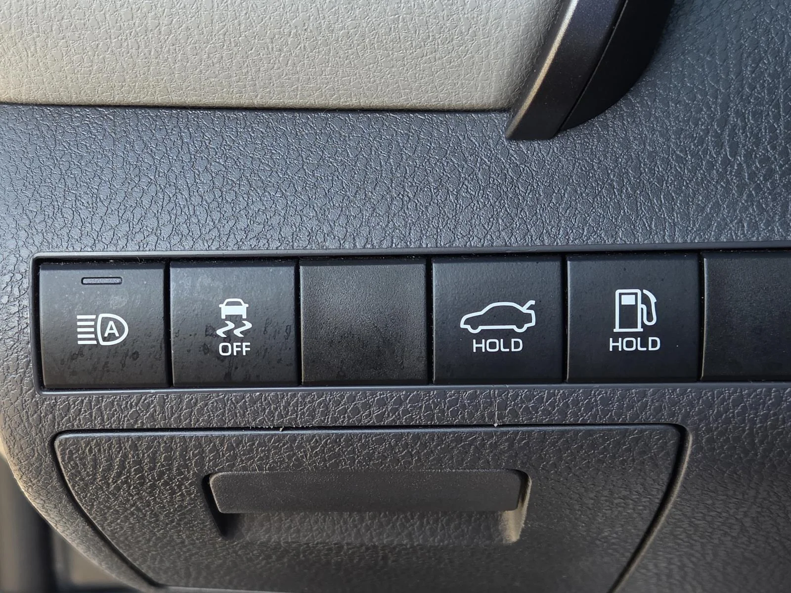 Used 2019 Celestial Silver Metallic Toyota XLE Auto (Natl) image 18
