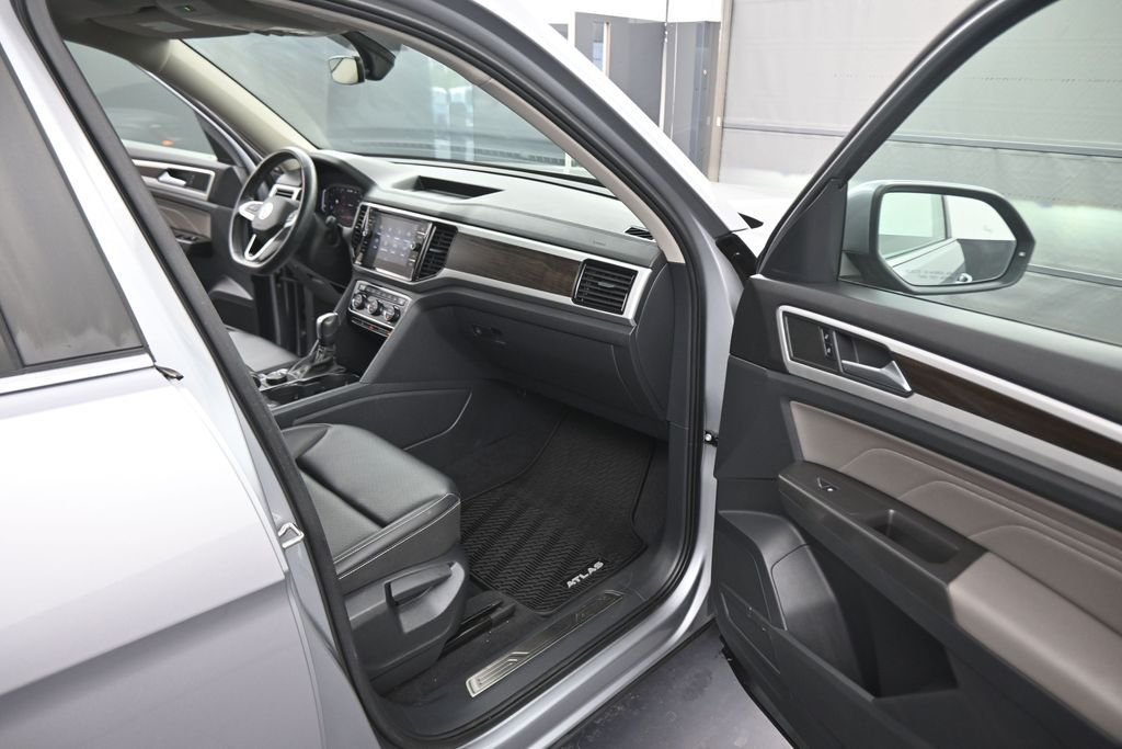 Used 2023 Silver Volkswagen 2.0T SE w/Technology image 46