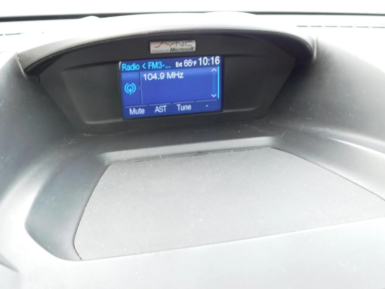 Used 2014 Red Ford FWD 4dr SE image 35