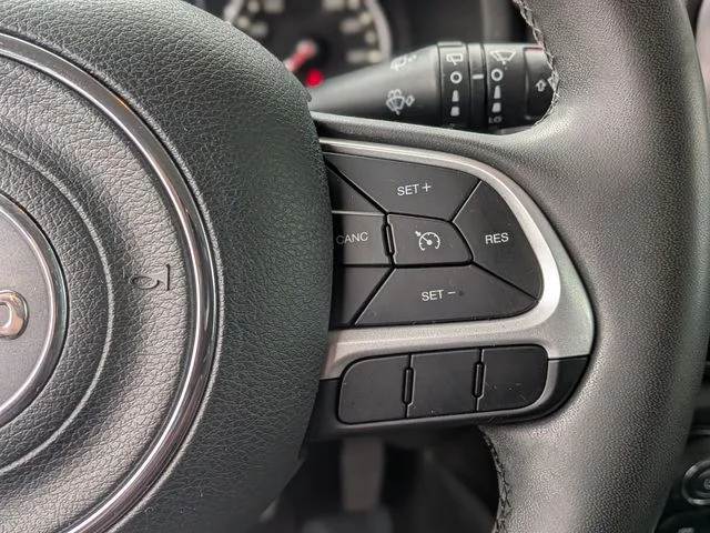 Used 2019 White Jeep Latitude image 17