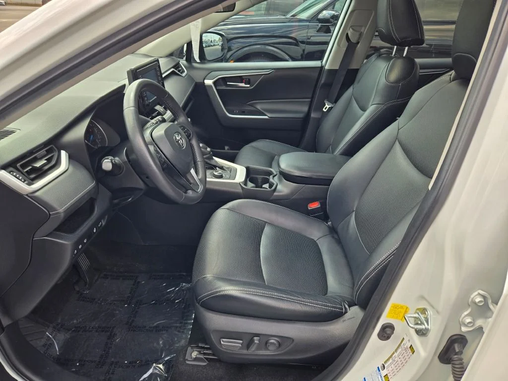 Used 2021 White Toyota XLE image 23