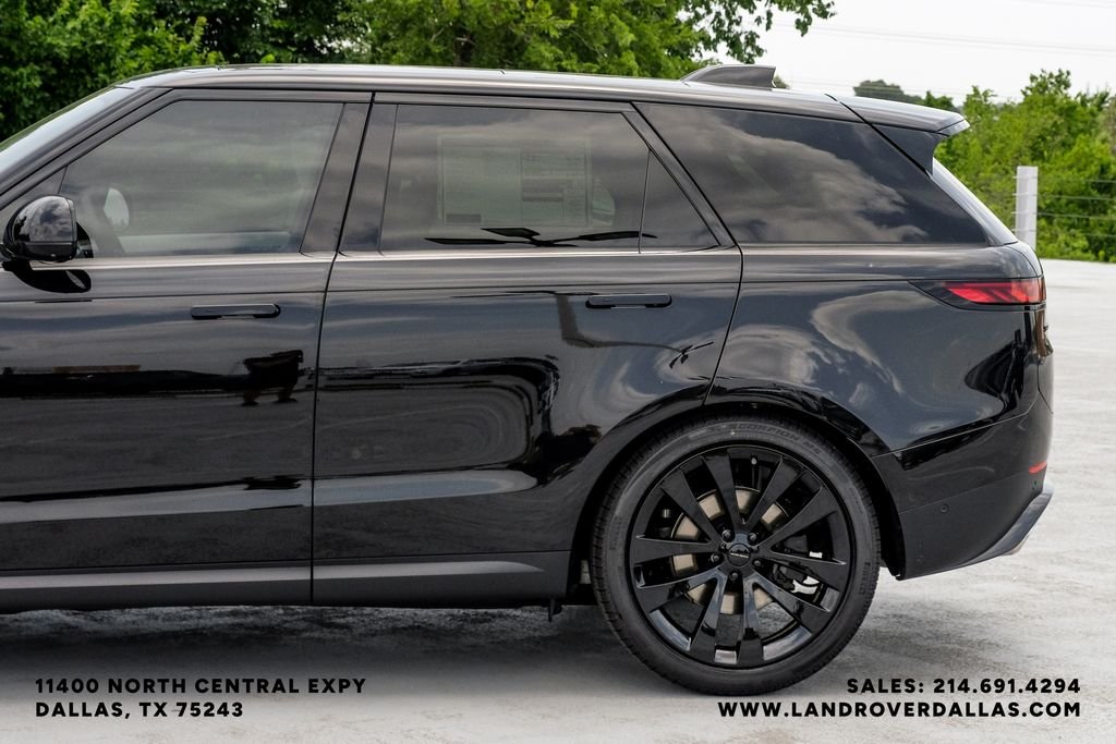 New 2026 Santorini Black Metallic Land Rover SE image 15