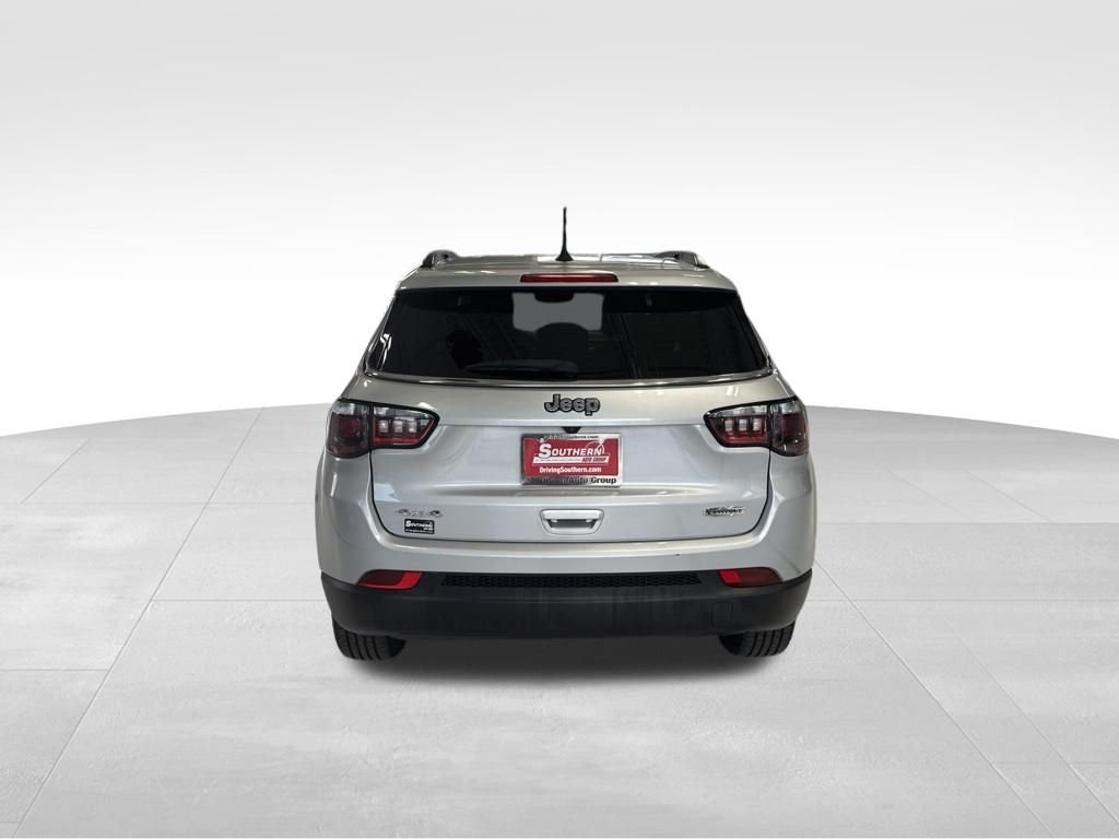 Used 2024 Silver Jeep Latitude image 4