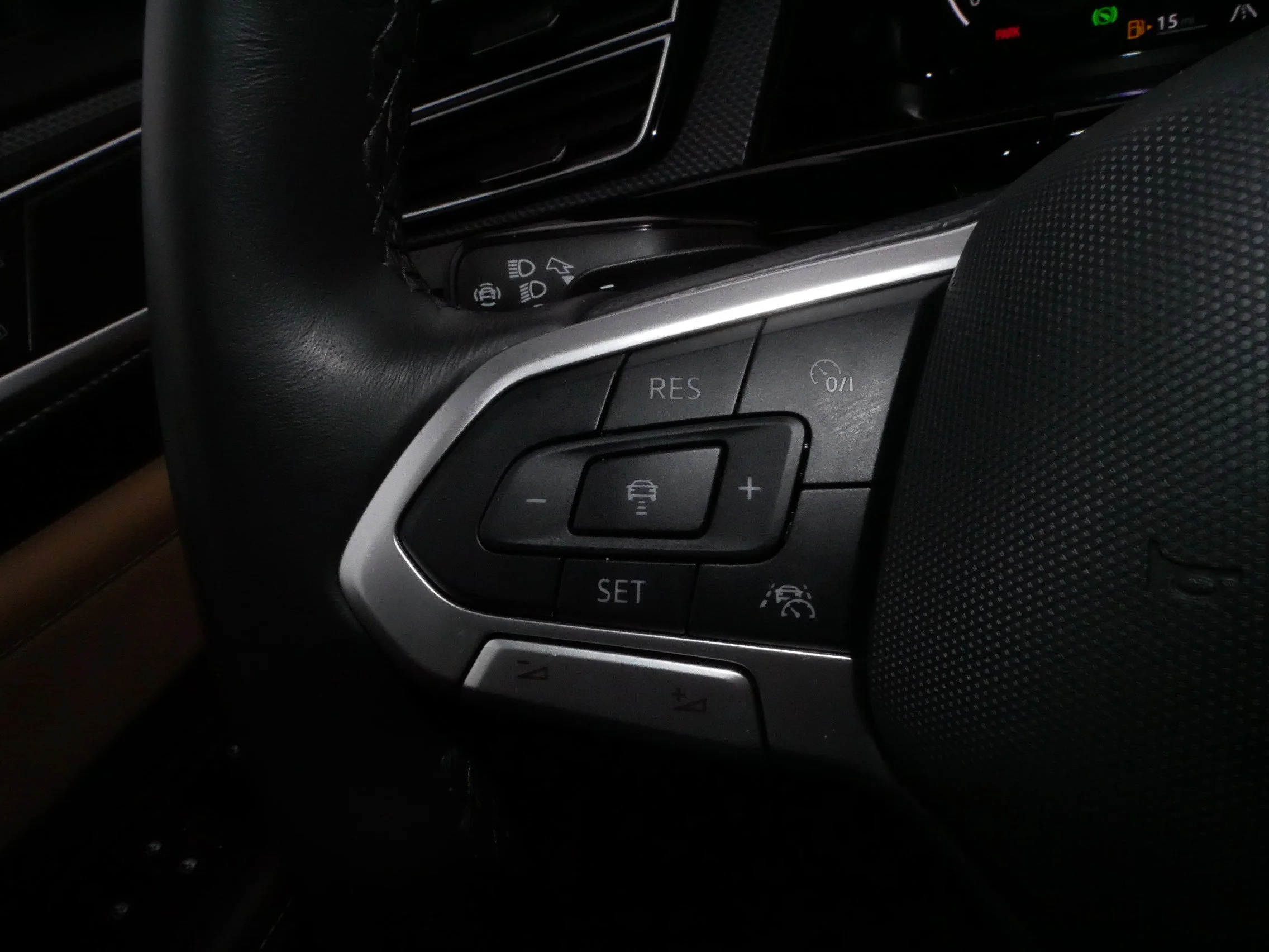 2025 Volkswagen Atlas Cross Sport SEL R-LINE - Photo 28