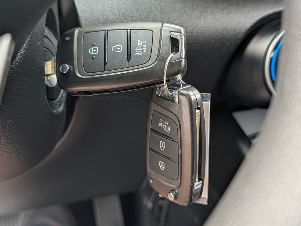2025 Hyundai Venue SE - Photo 29