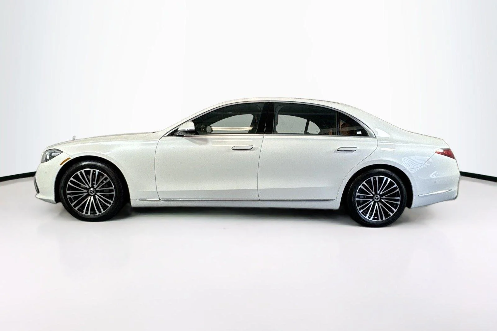 Used 2021 Designo Diamond White Mercedes-Benz S 580 image 8