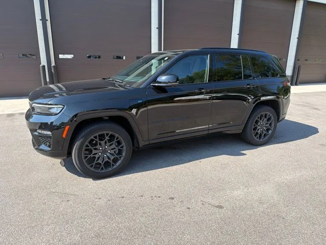 Used 2024 Black Jeep Summit Reserve 4xe image 2