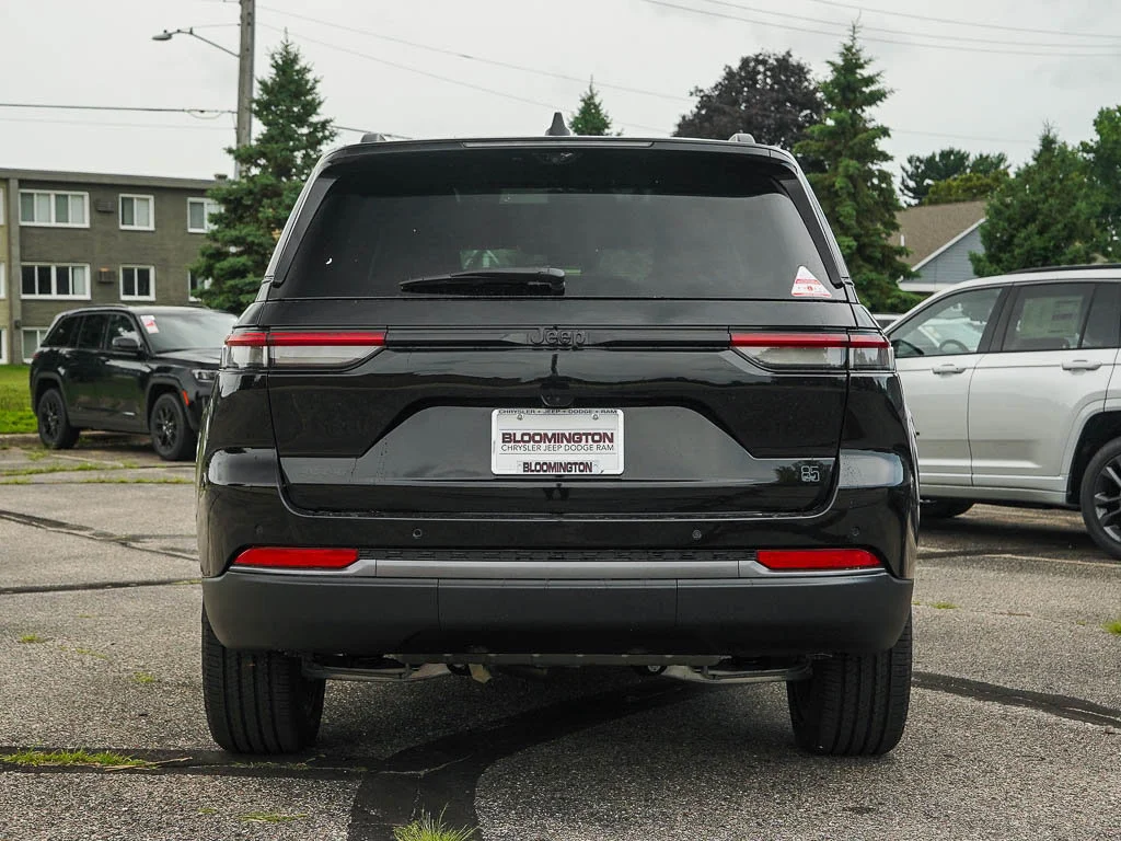 New 2026 Diamond Black Crystal Pearlcoat Jeep Limited image 4