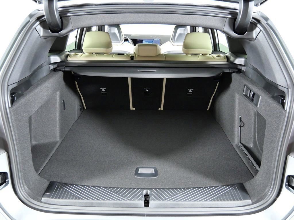 Used 2026 Skyscraper Grey Metallic BMW 30 xDrive image 28