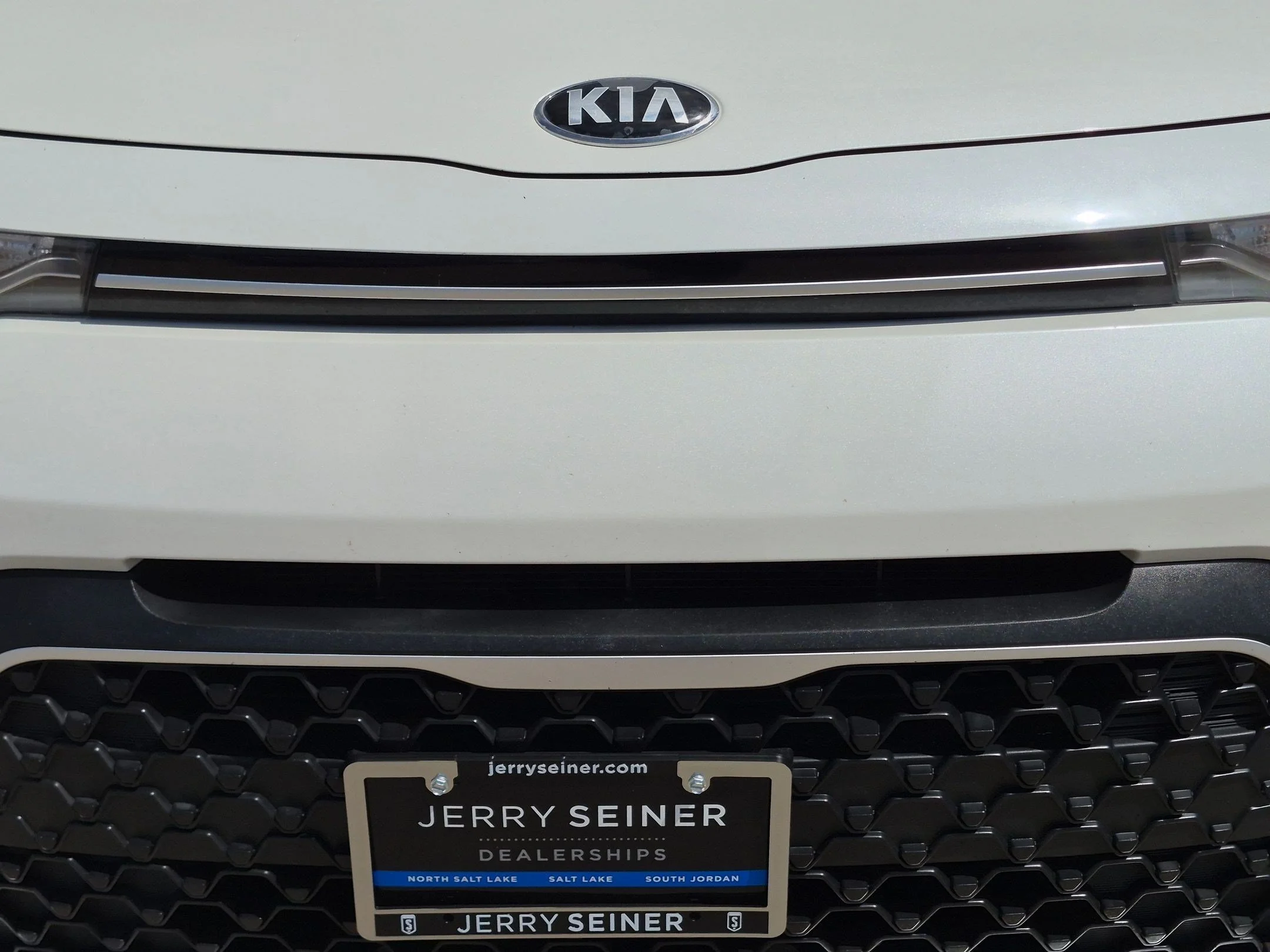 Used 2021 Snow White Pearl Kia S image 9