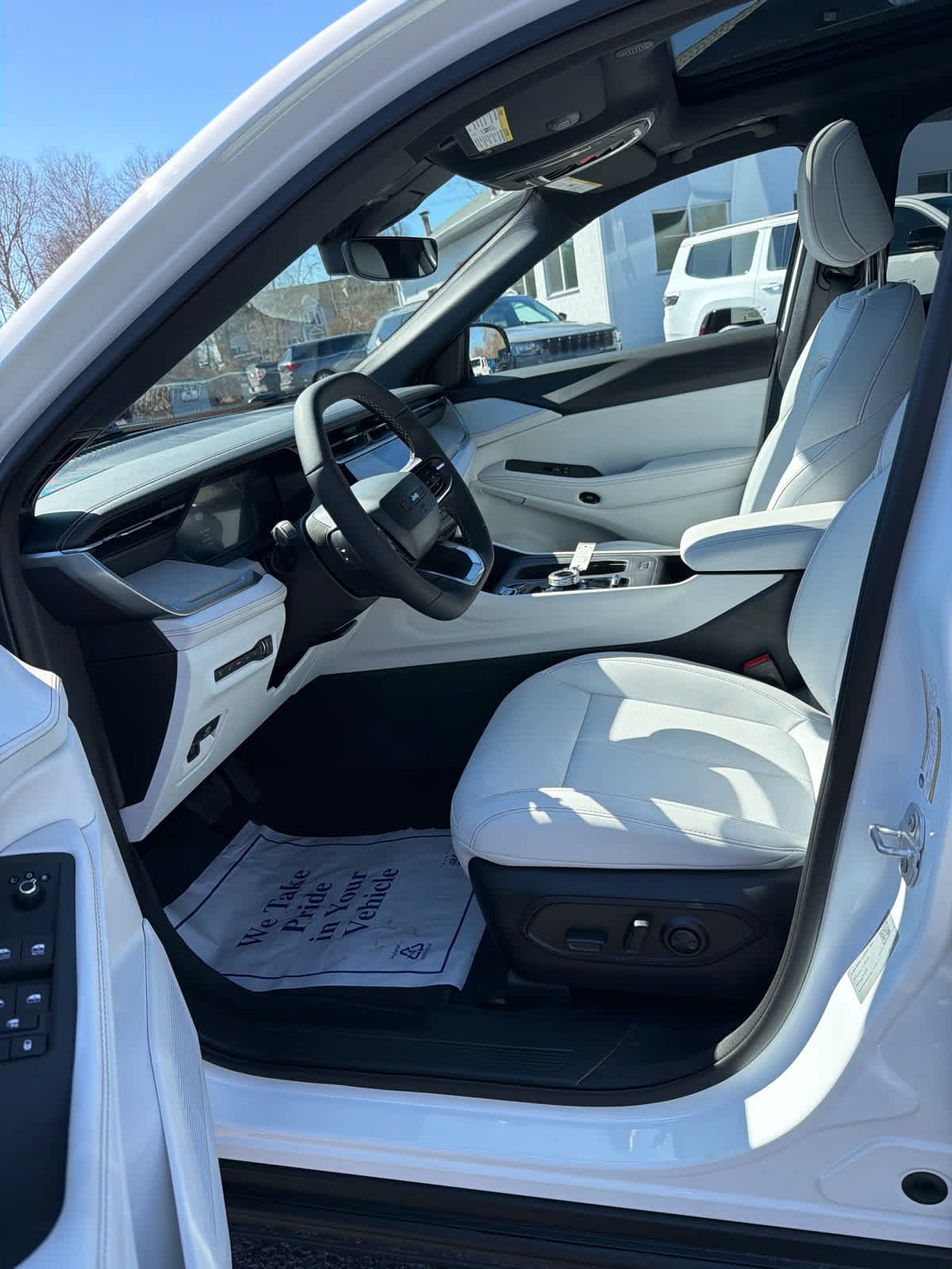 New 2026 Bright White Clear-Coat Exterior Paint Jeep Limited image 12
