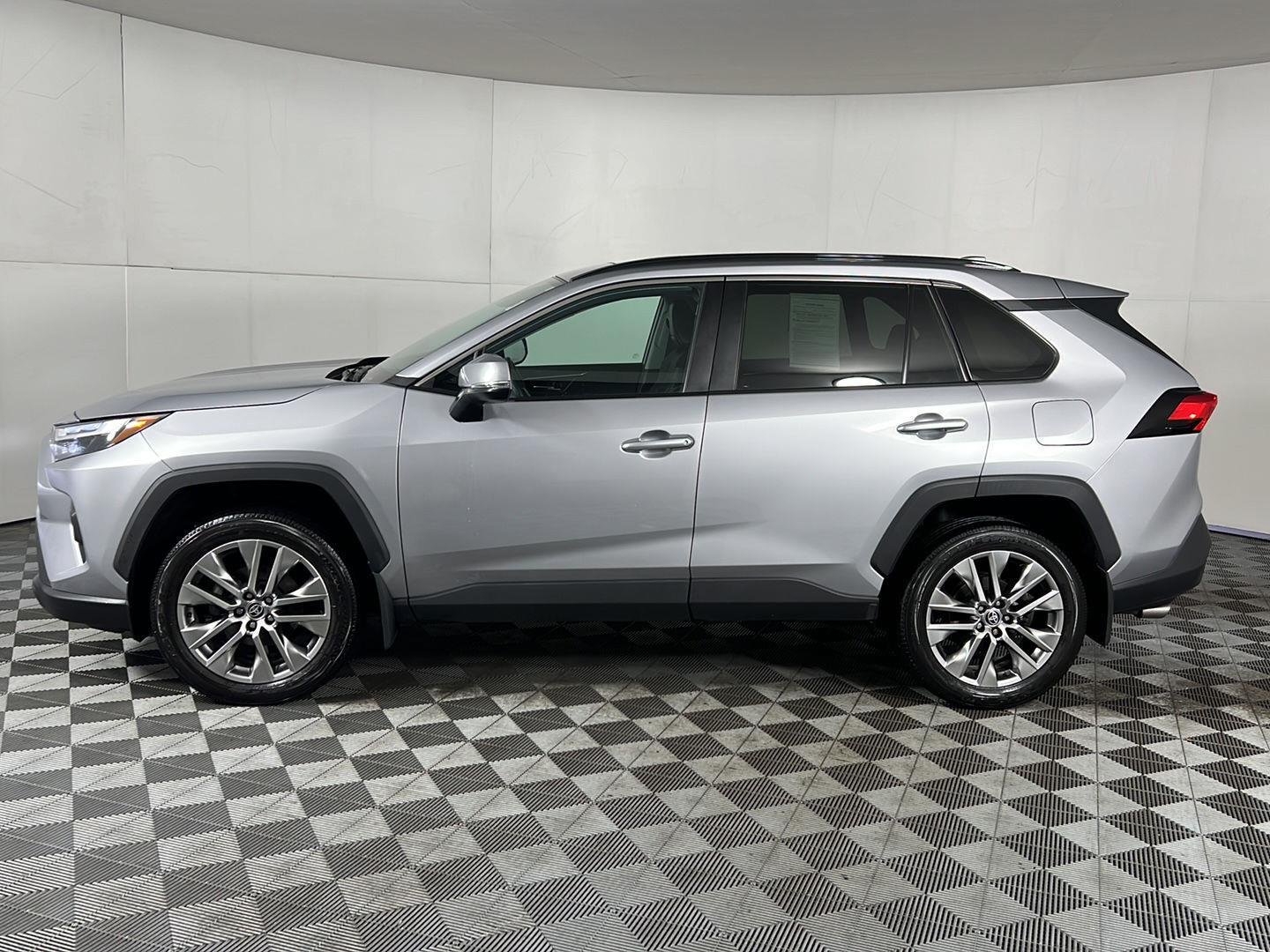 Used 2023 Silver Sky Metallic Toyota XLE Premium image 4